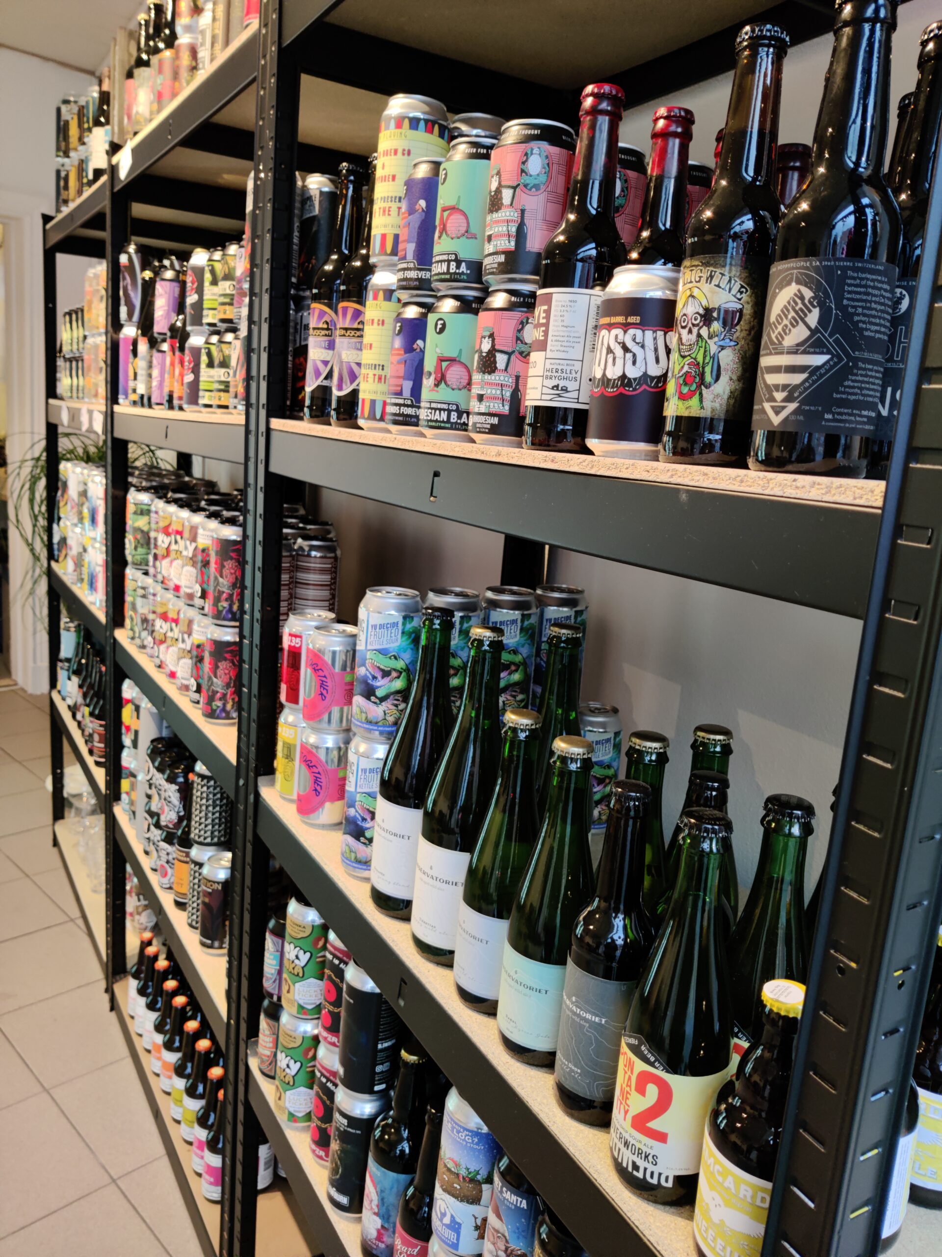 Reoler fyldt med øl i Øl Biksen